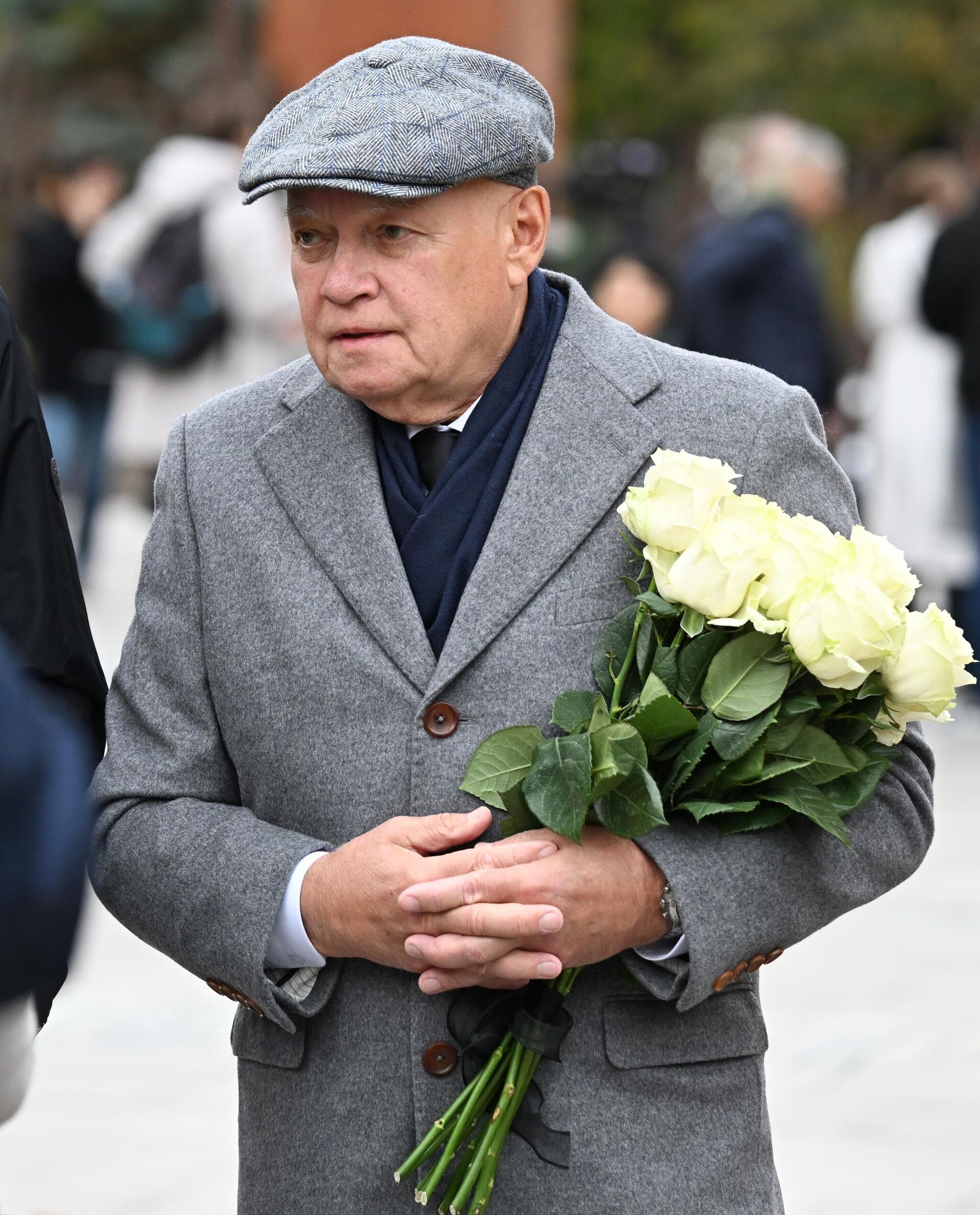 Генеральный директор медиагруппы Россия сегодня Дмитрий Киселёв перед церемонией прощания с режиссером и телеведущим Тиграном Кеосаяном  - РИА Новости, 1920, 28.09.2025