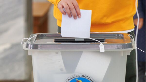 Голосование на избирательном участке для жителей Приднестровья во время парламентских выборов.