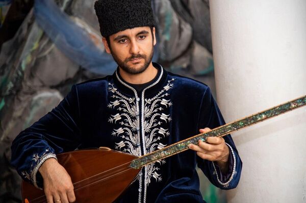 Саз Абибуллы Усеинова инкрустирован настоящим перламутром