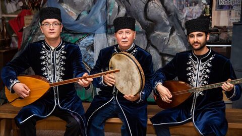 Музыканты фольклорного ансамбля Къырым играют на старинных национальных инструментах крымских татар