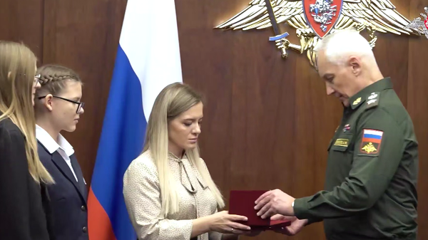 Министр обороны РФ Андрей Белоусов передал Золотую Звезду Героя России вдове и дочерям младшего лейтенанта Константина Чиркова