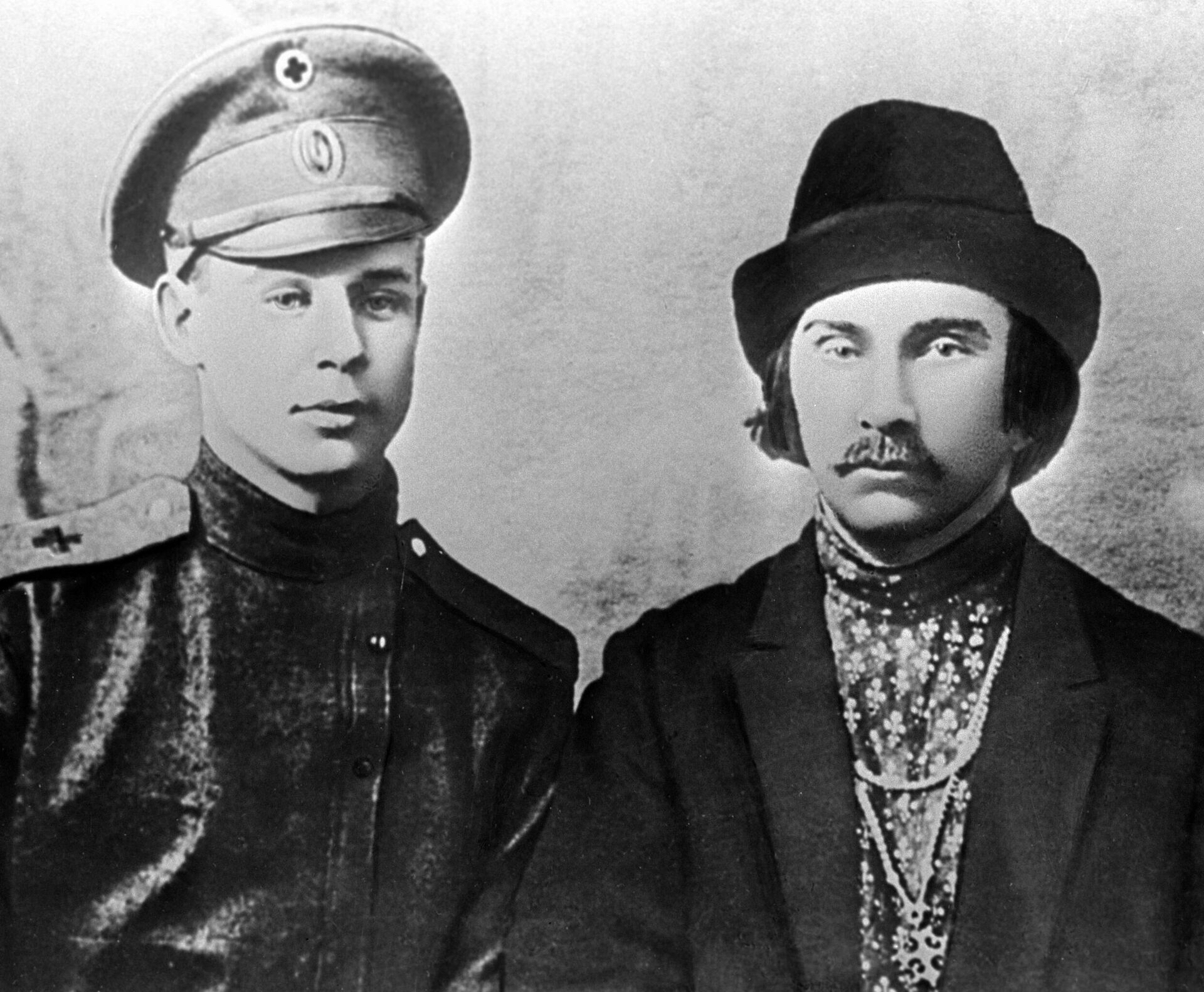 Поэты Сергей Есенин (слева) и Николай Клюев. - РИА Новости, 1920, 02.10.2025