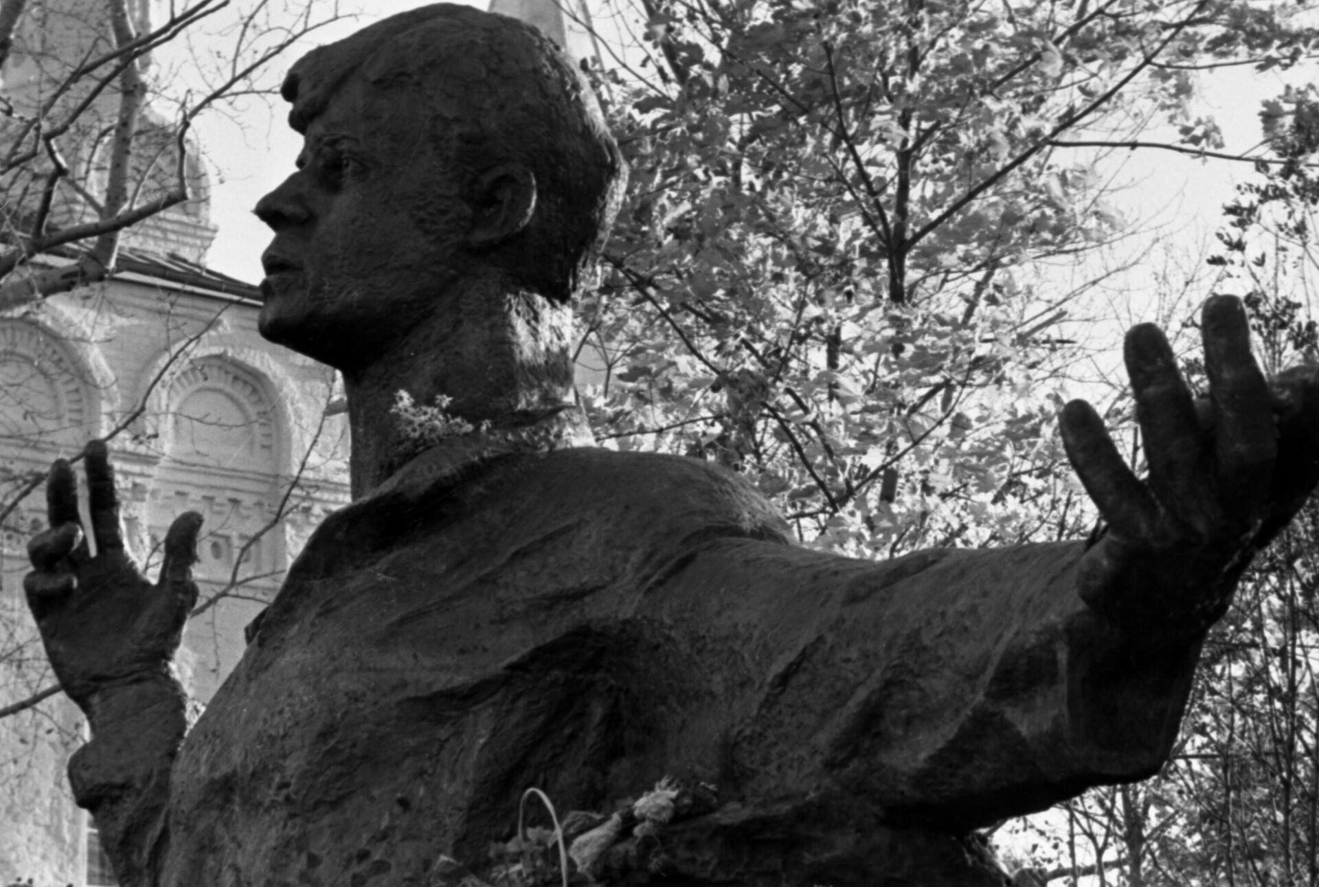 Памятник Сергею Есенину, установленный в день 80-летия со дня рождения поэта - 2 октября 1975 года в Рязани, на берегу реки Трубеж, недалеко от рязанского Кремля - РИА Новости, 1920, 02.10.2025