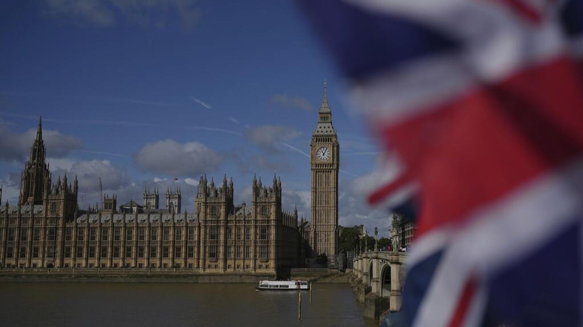 Флаг Британии перед зданием парламента в Лондоне  - РИА Новости, 1920, 02.10.2025