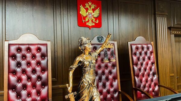 Статуэтка Фемиды в зале суда