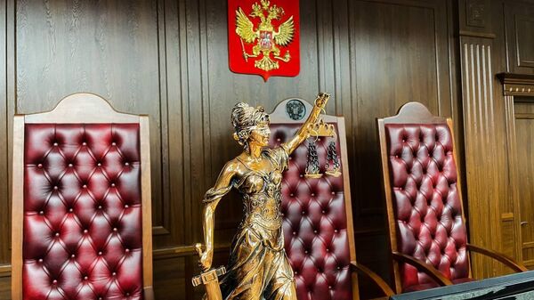 Статуэтка Фемиды в зале суда