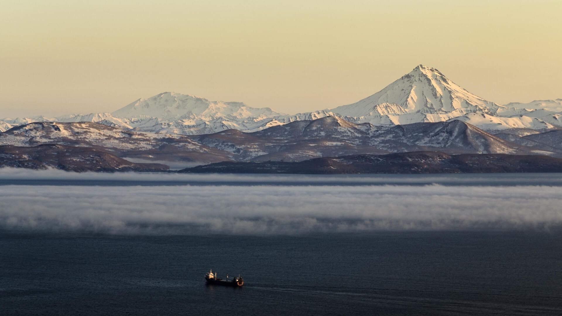 Вид на Вилючинский вулкан на Камчатке Вид на Вилючинский вулкан на Камчатке - РИА Новости, 1920, 04.10.2025