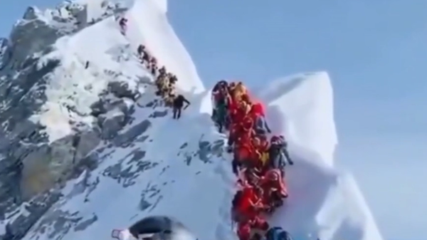 Сильный снегопад заблокировал тысячу туристов на Эвересте