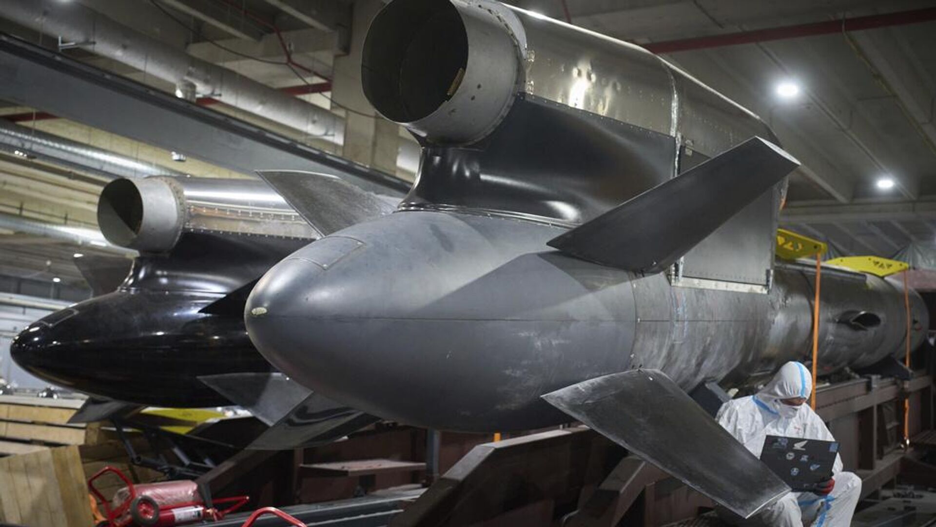 Рабочие осматривают крылатые ракеты Фламинго на секретном заводе Fire Point на Украине - РИА Новости, 1920, 06.10.2025