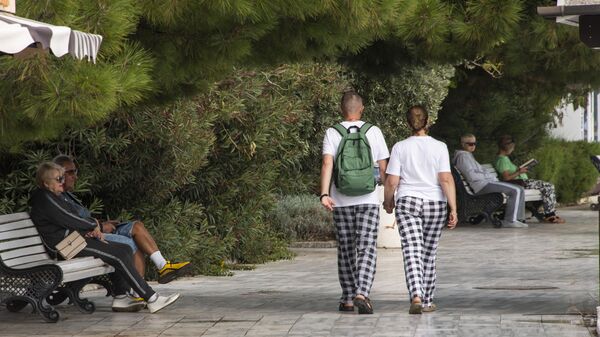 Мужчина и женщина в клетчатых штанах