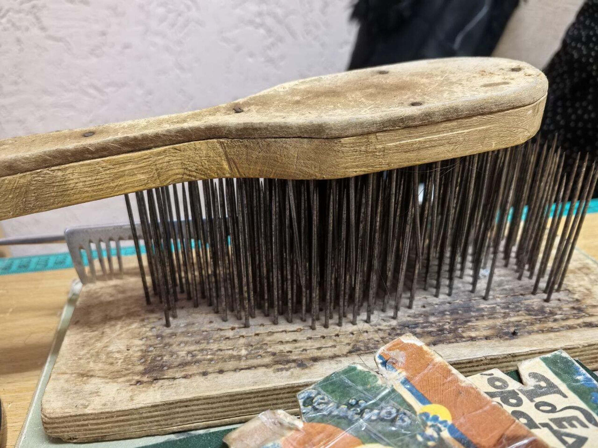 Старинные инструменты крымского постижера достались ей по наследству от тети Старинные инструменты крымского постижера достались ей по наследству от тети - РИА Новости, 1920, 08.10.2025