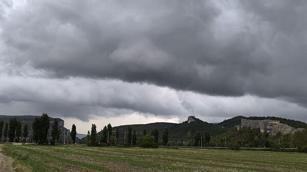 Тучи над долиной в Бахчисарайском районе Крыма