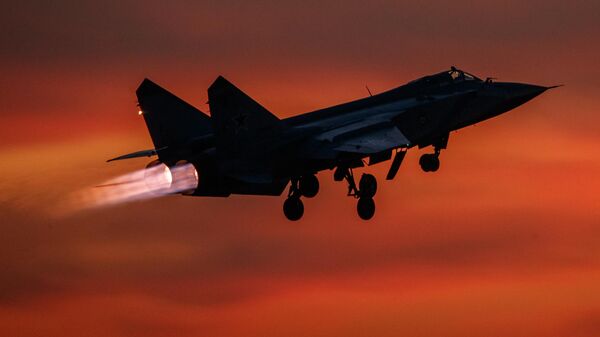 Истребитель-перехватчик МиГ-31 во время тренировочного полета