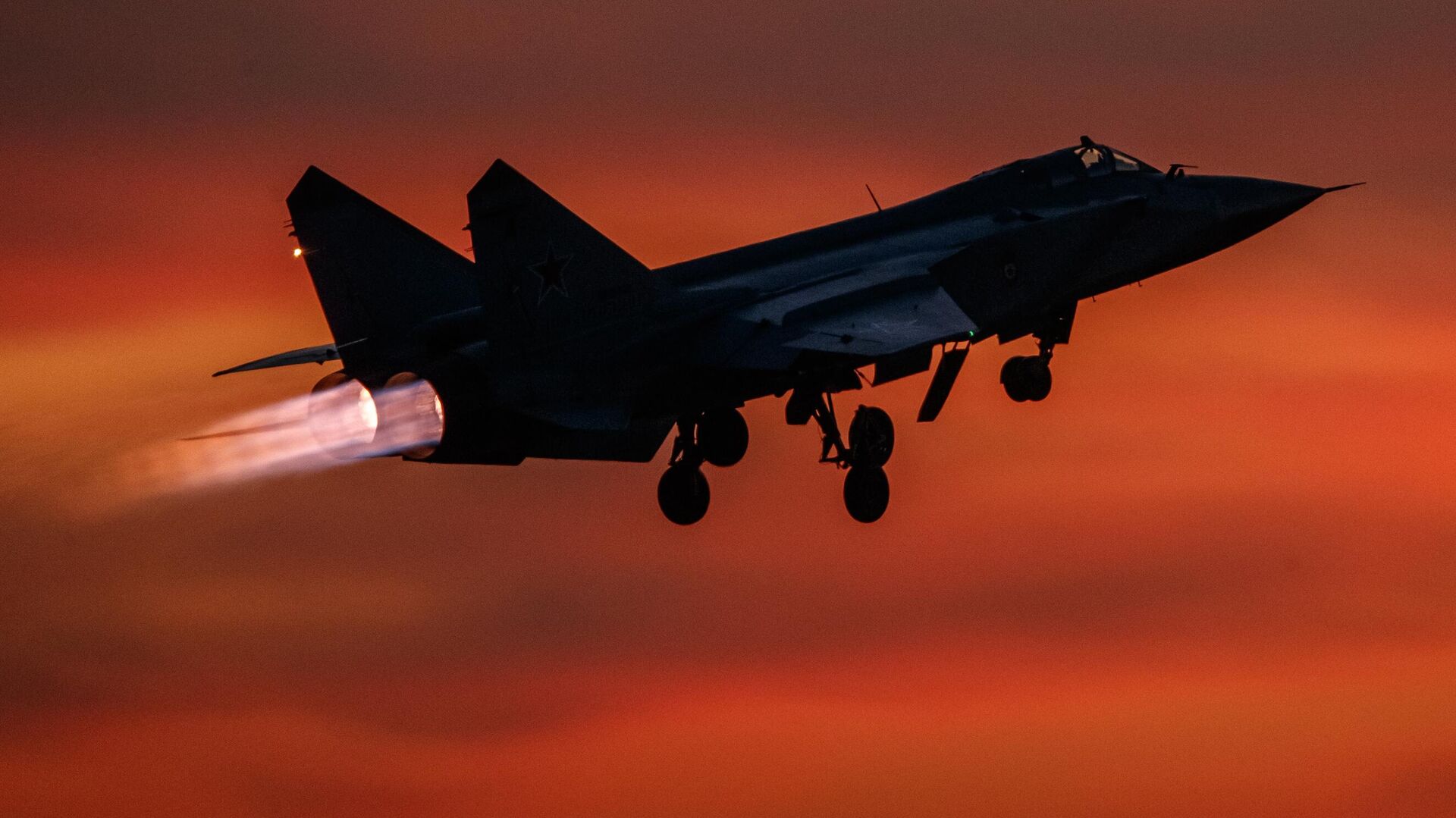 Истребитель-перехватчик МиГ-31 во время тренировочного полета - РИА Новости, 1920, 15.11.2025