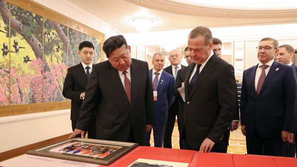 Зампред Совета безопасности РФ Дмитрий Медведев и генеральный секретарь Трудовой партии Кореи (ТПК), председатель государственных дел КНДР Ким Чен Ын