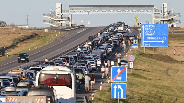 Автомобильная пробка перед Крымским мостом