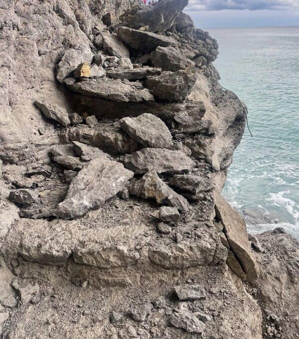 В Новом Свете в Крыму обвалилась скала в гроте на тропе Голицына