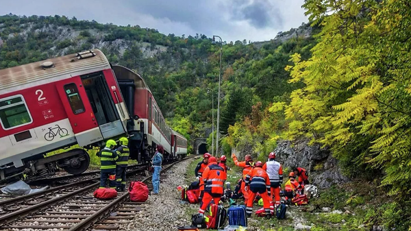 Около 100 человек пострадали при столкновении двух пассажирских поездов в Словакии