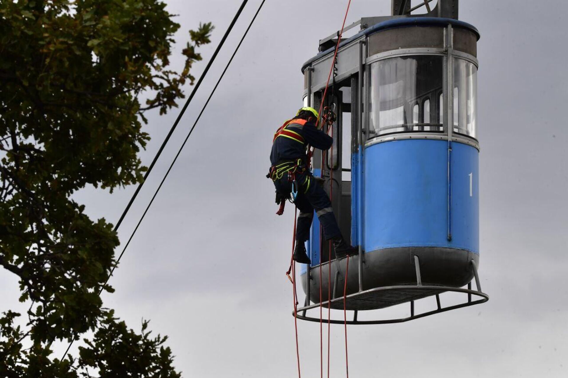 Учебно-тренировочное занятие спасателей Крыма на канатной дороге в Ялте Учебно-тренировочное занятие спасателей Крыма на канатной дороге в Ялте - РИА Новости, 1920, 15.10.2025