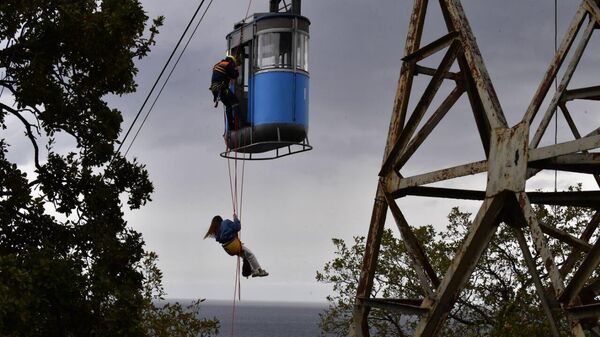 Учебно-тренировочное занятие спасателей Крыма на канатной дороге в Ялте 