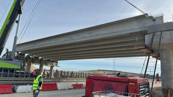 Установка путепровода в рамках строительства транспортной развязки на маршруте Льговское - Грушевка - Судак. Архивное фото