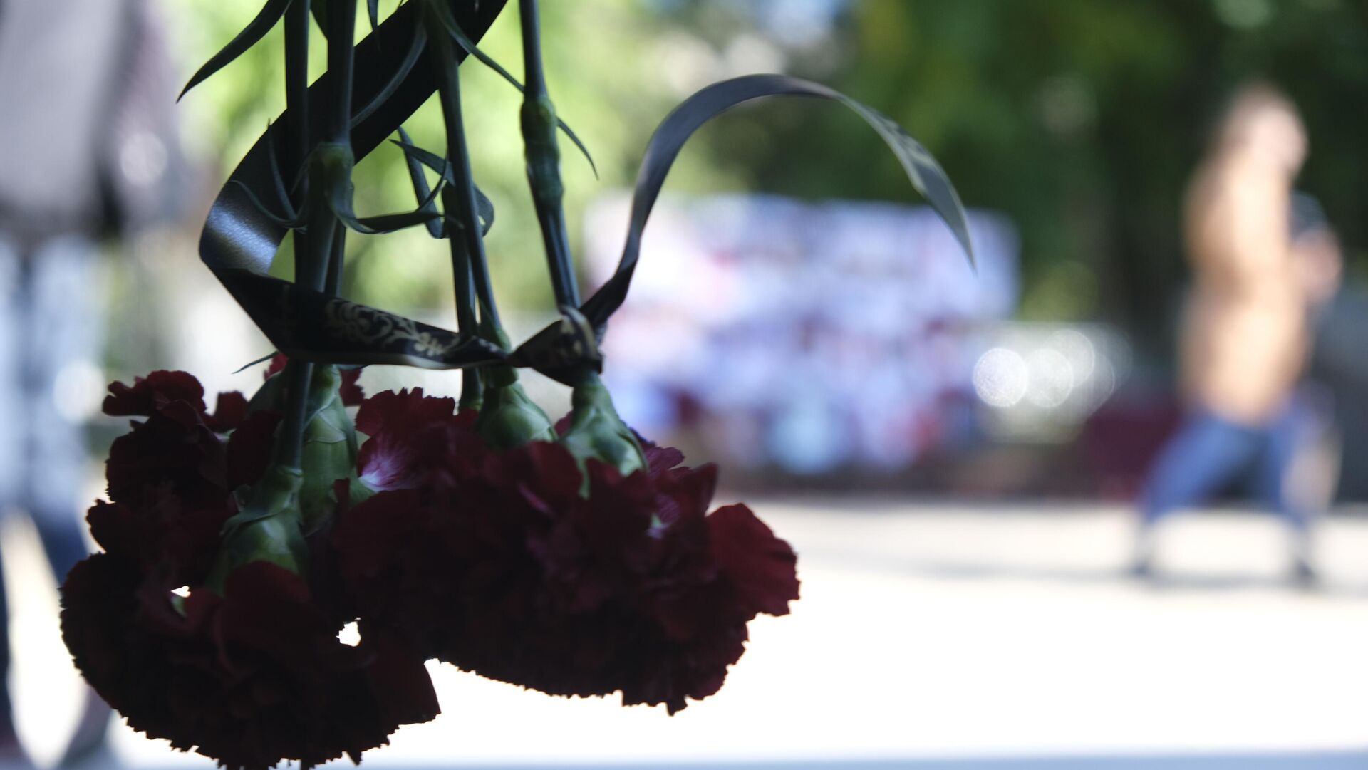 Керчане почтили память погибших в политехническом колледже в седьмую годовщину трагедии - РИА Новости, 1920, 17.10.2025