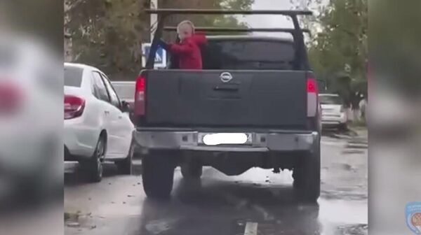 В Севастополе отец перевозил малолетнего сына в кузове пикапа 