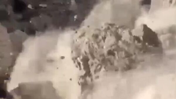 В Крыму на тропе Голицына убирают нависшие камни после обвала – видео