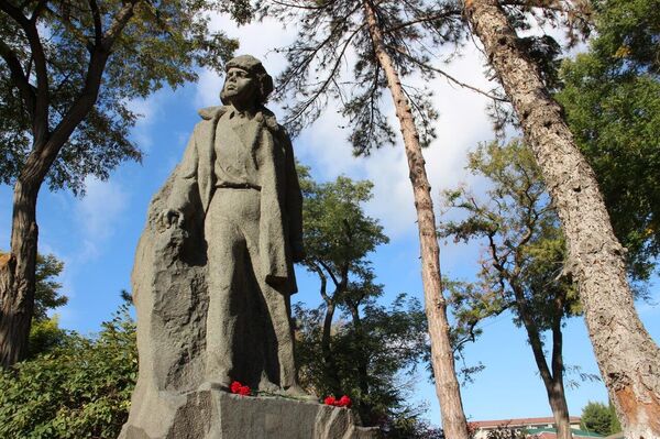 Памятник Володе Дубинину в Керчи