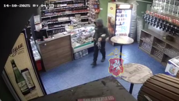 В Севастополе мужчина вынес из магазина кассу и 4 бутылки водки, пока продавец спал