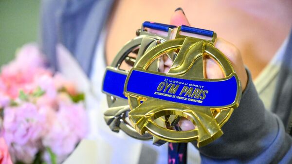 Гимнастка Ангелина Мельникова показывает медали 