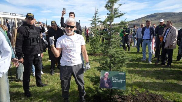 Олег Газманов высадил свое дерево на Зеленом фестивале в Крыму
