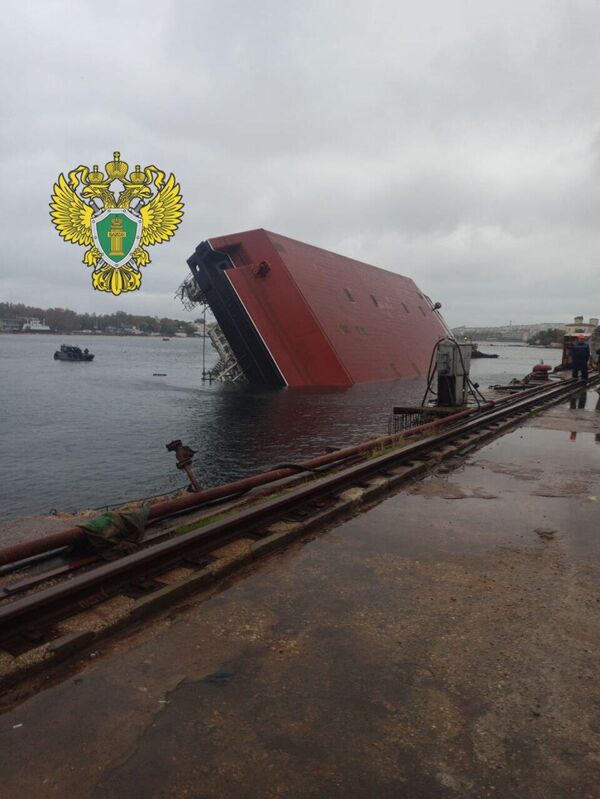 В Южной бухте Севастополя перевернулся плавучий кран