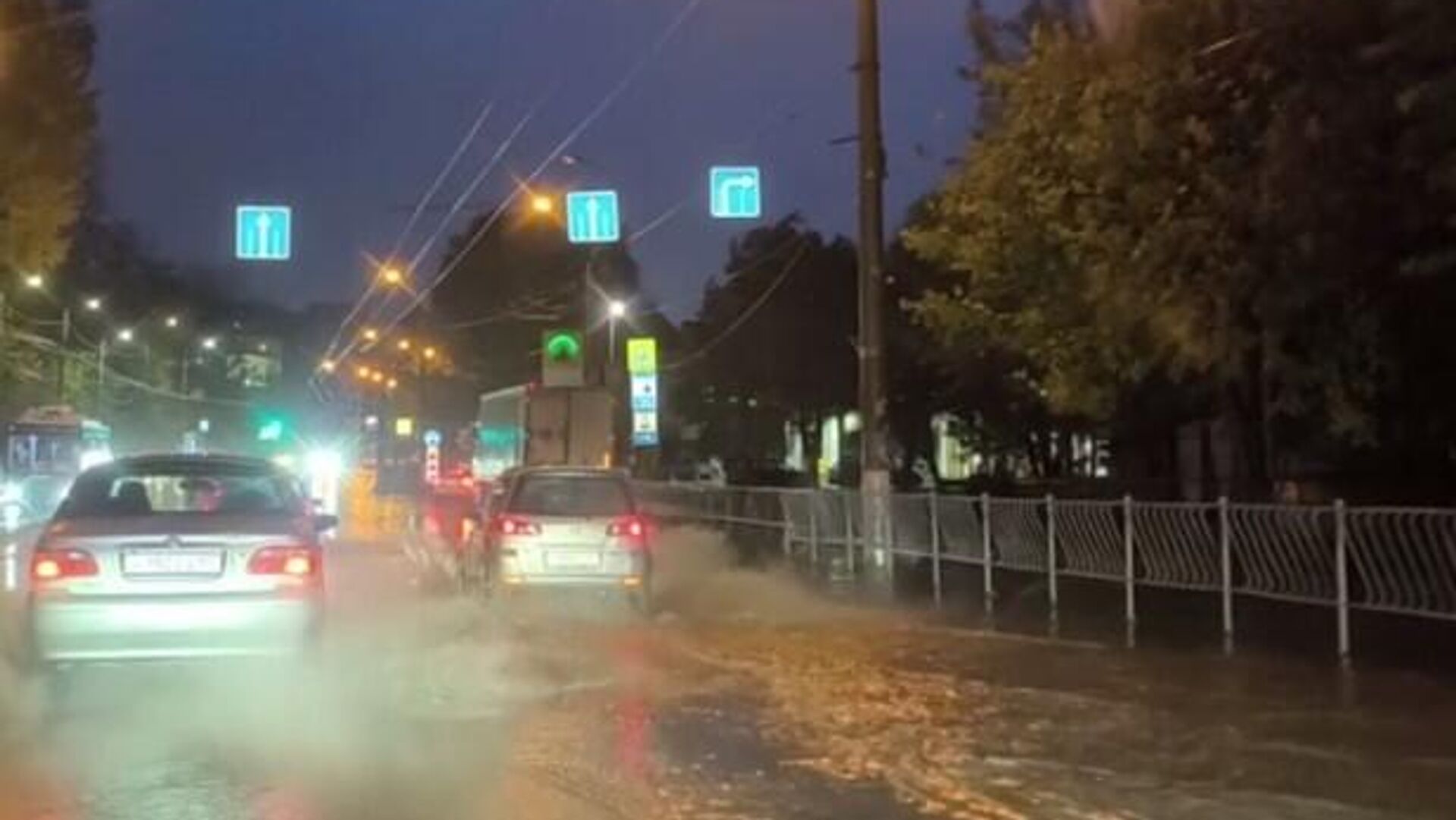 На Крым обрушился шторм – улицы и дороги затопило - РИА Новости, 1920, 27.10.2025