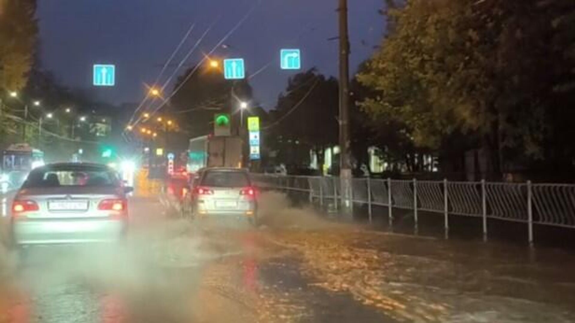 На Крым обрушился шторм – улицы и дороги затопило - РИА Новости, 1920, 27.10.2025