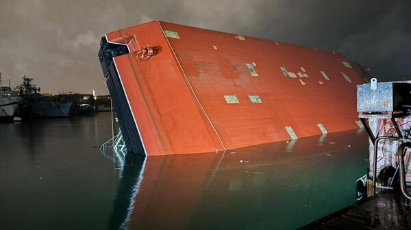 Плавучий кран опрокинулся в Южной бухте Севастополя