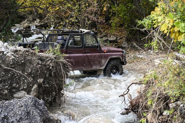 Автомобиль у водопада Джур-Джур в Крыму Автомобиль у водопада Джур-Джур в Крыму