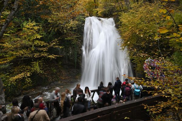 Туристы у водопада Джур-Джур в Крыму Туристы у водопада Джур-Джур в Крыму