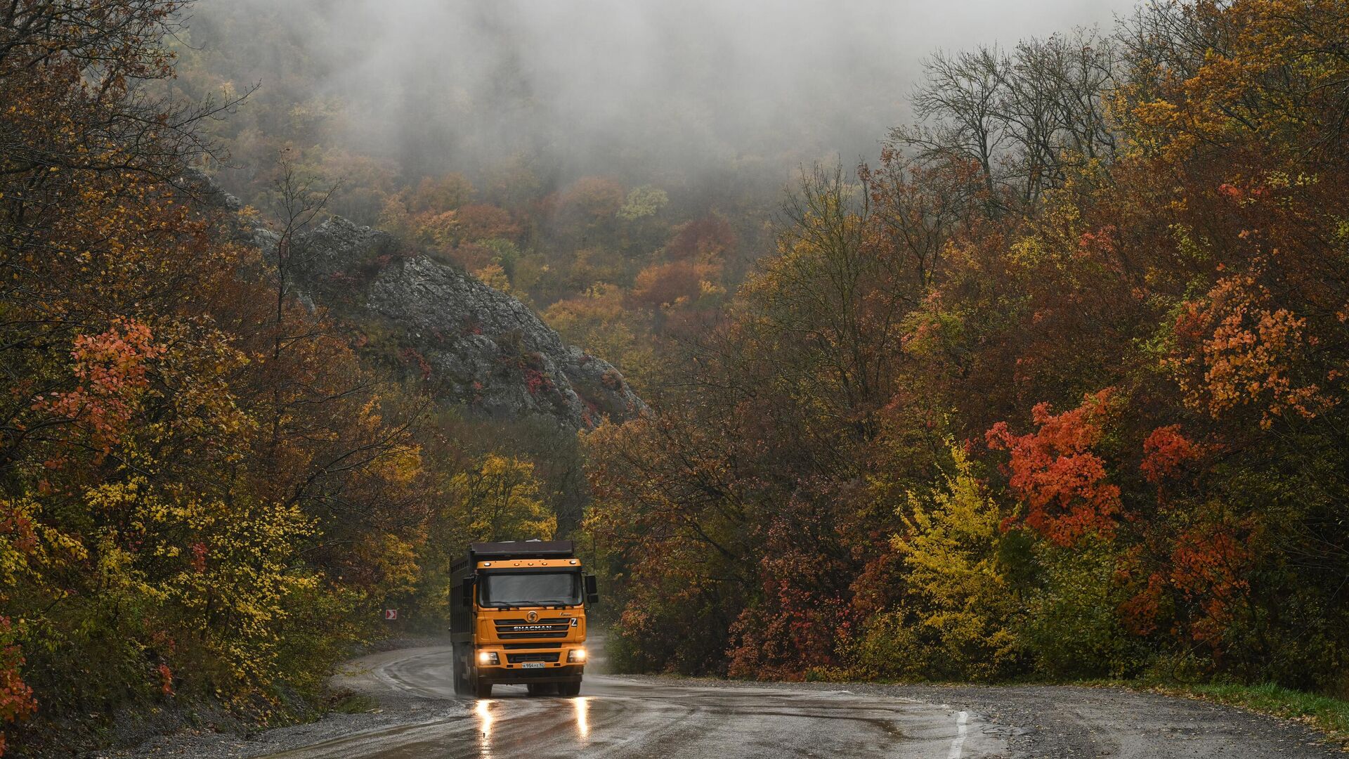 Автомобиль в районе Судака в Крыму - РИА Новости, 1920, 09.11.2025