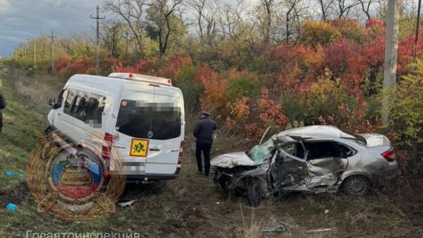 На Ставрополье микроавтобус с детьми столкнулся с легковушкой