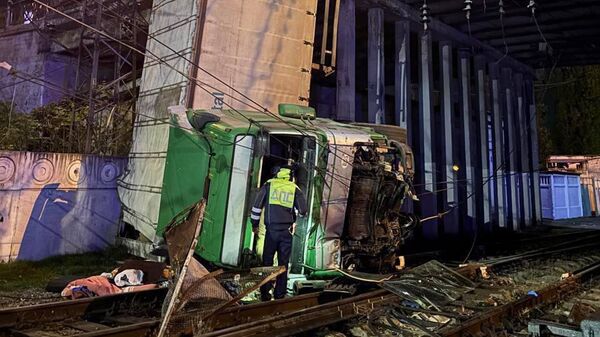 В Симферополе фура упала с моста на ж/д пути