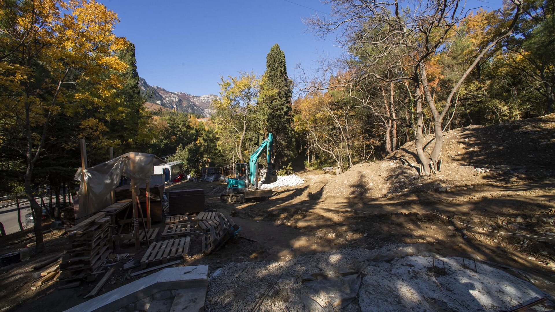 Скоро здесь вместо рева моторов бульдозеров будут звучать детские голоса Скоро здесь вместо рева моторов бульдозеров будут звучать детские голоса - РИА Новости, 1920, 30.10.2025