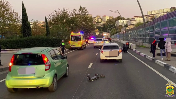 В Сочи ребенок на электросамокате погиб под колесами двух автомобилей