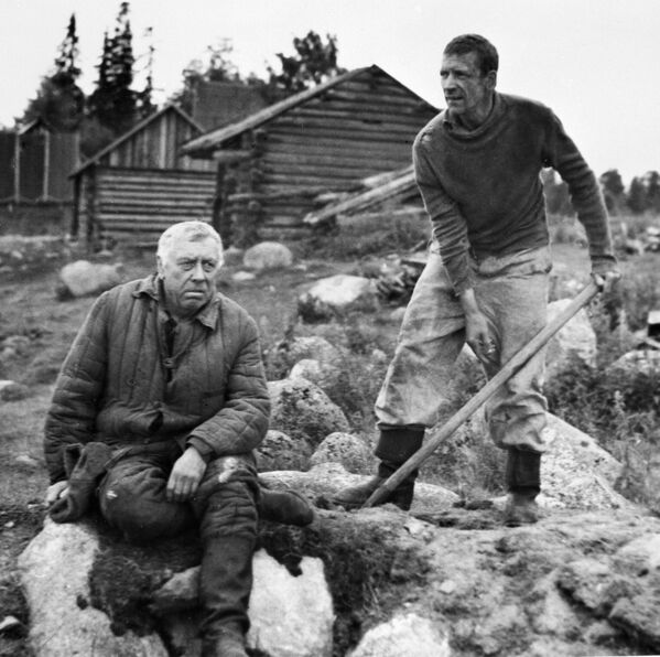 Кадр из художественного фильма Холодное лето 53-го (режиссер Александр Прошкин). В роли Скоробогатова – народный артист СССР Анатолий Папанов (слева), в роли Басаргина – Валерий Приемыхов.