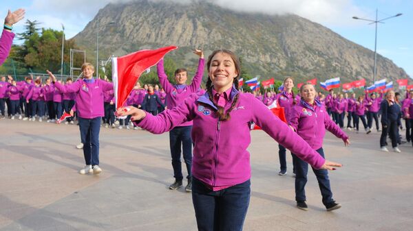 В Артеке День народного единства отметили масштабным флешмобом В Артеке День народного единства отметили масштабным флешмобом