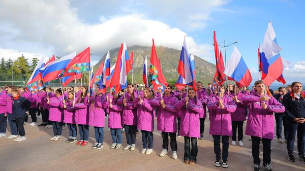 В Артеке День народного единства отметили масштабным флешмобом В Артеке День народного единства отметили масштабным флешмобом