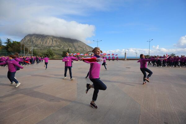 В Артеке День народного единства отметили масштабным флешмобом В Артеке День народного единства отметили масштабным флешмобом