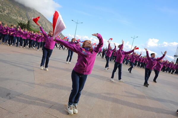 В Артеке День народного единства отметили масштабным флешмобом
