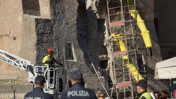 Пожарные работают на средневековой башне Торре-дей-Конти возле Римского форума после того, как она частично обрушилась во время реставрационных работ