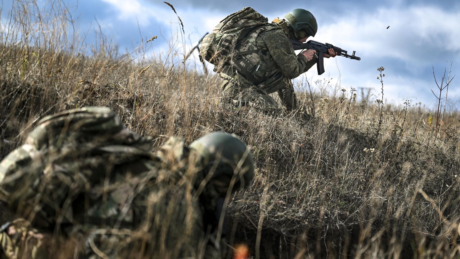 Боевое слаживание военных разведчиков группировки войск Центр в зоне СВО - РИА Новости, 1920, 05.11.2025